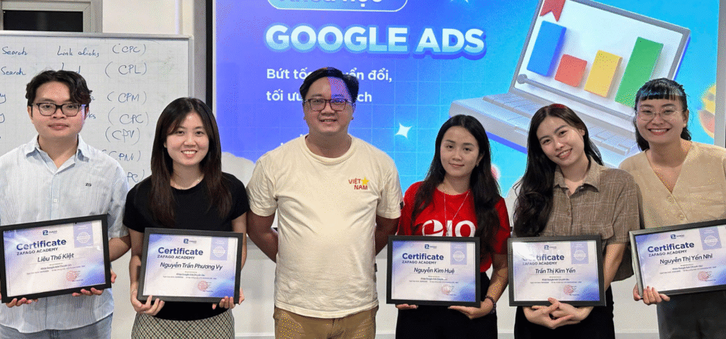 Học viên khóa học Google Ads IV chụp ảnh tốt nghiệp